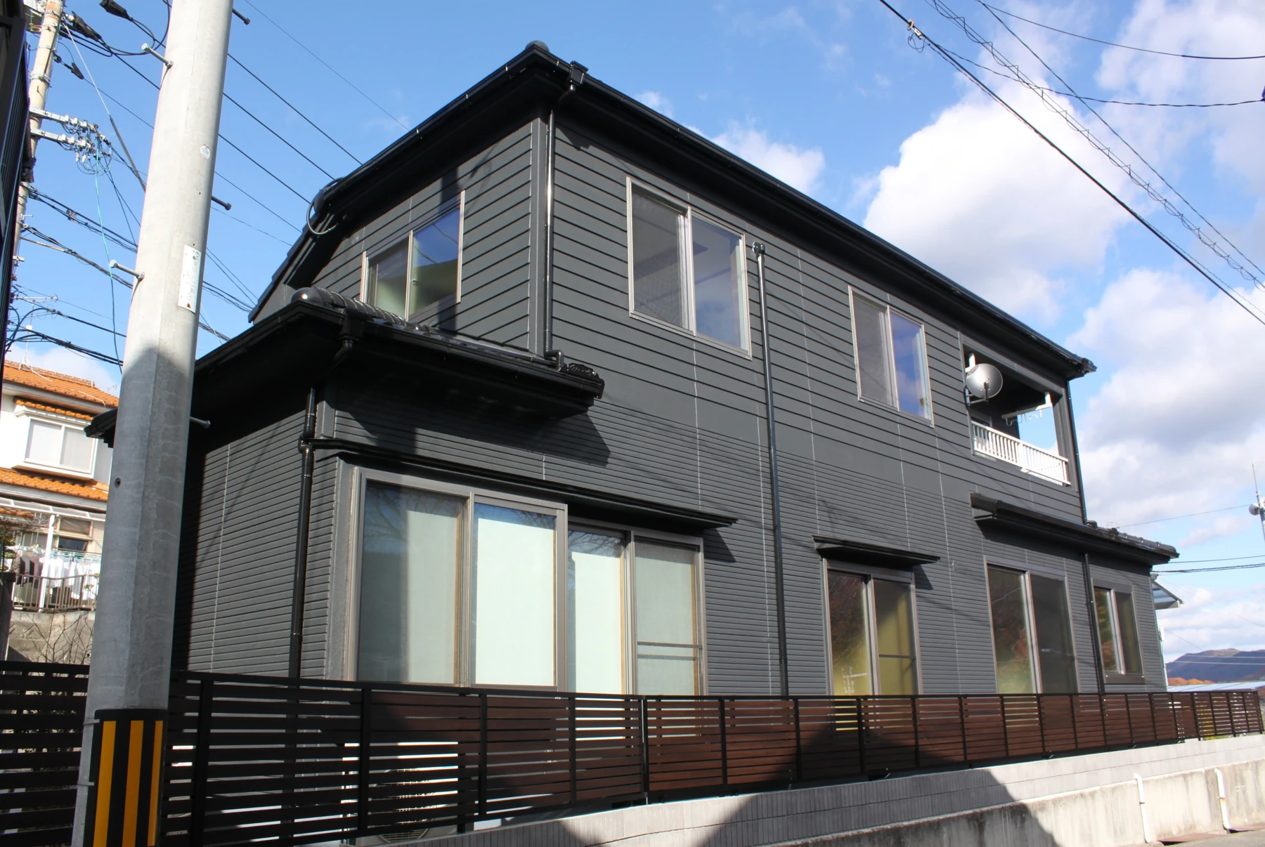 思い出の家を受け継いで私たちのカタチに。／濃い色に仕上げた外観