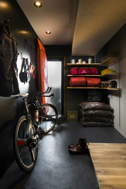 Urban Outdoor 大人の隠れ家、アーバンアウトドア/自転車と棚のある玄関側スペース