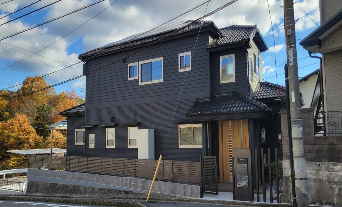 思い出の家を受け継いで私たちのカタチに。／道路側から見る完成後の外観