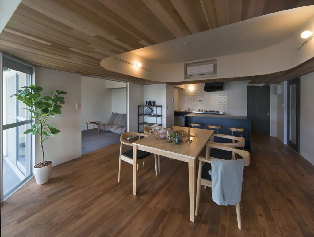天井で魅了する和の建築美/木目の天井が広がるダイニング
