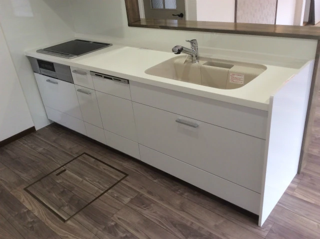 中古住宅リノベーション“続き3間を開放感のある広々LDKへ”／白いキッチン