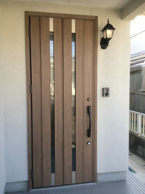 中古住宅リノベーション“続き3間を開放感のある広々LDKへ”／縦格子を配した玄関扉