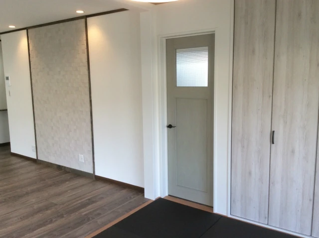 中古住宅リノベーション“続き3間を開放感のある広々LDKへ”/壁面収納と扉のある室内