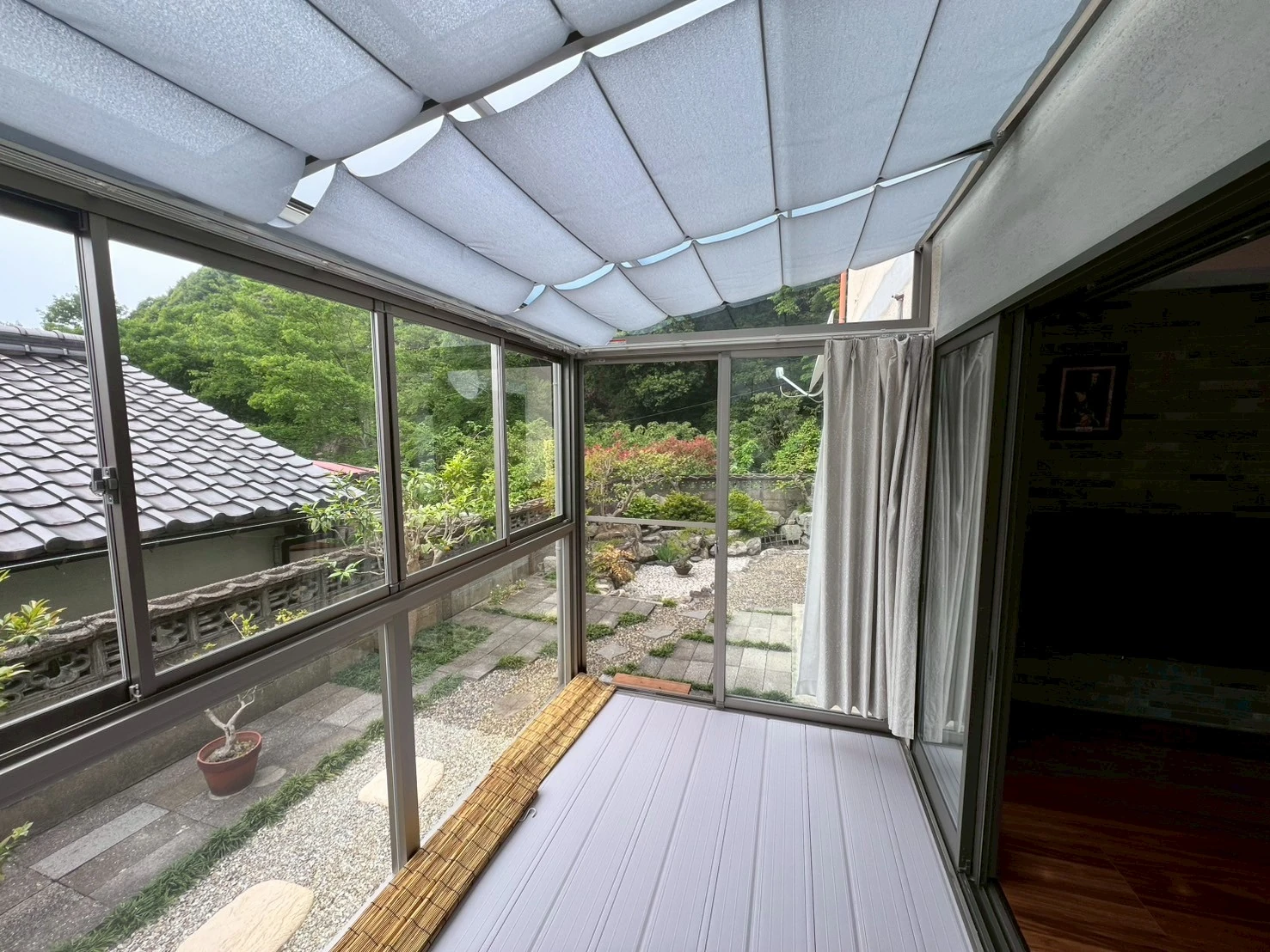 リノベーションと言う新しい風と共に、暮らし・住まいを自分らしく変える静空庵/庭に面した屋根付きスペース